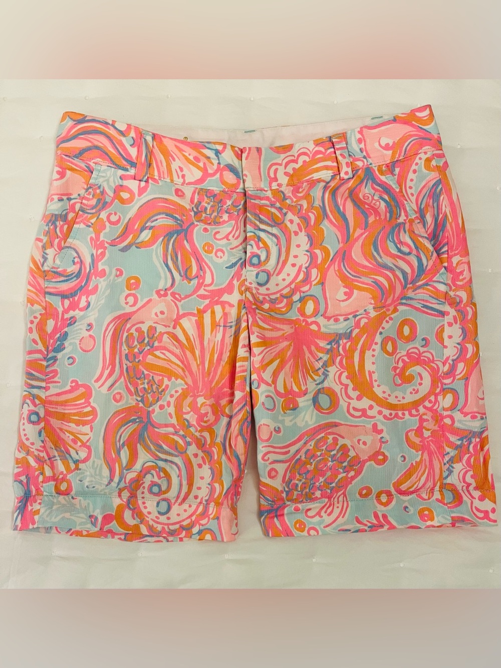 Lilly Pulitzer Chipper
Bermuda 9”shorts-“Pink Pout Too Much Bubbly"    size 8